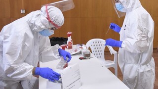 Covidu podľahlo už 12-tisíc ľudí, pacientov v nemocniciach ubudlo