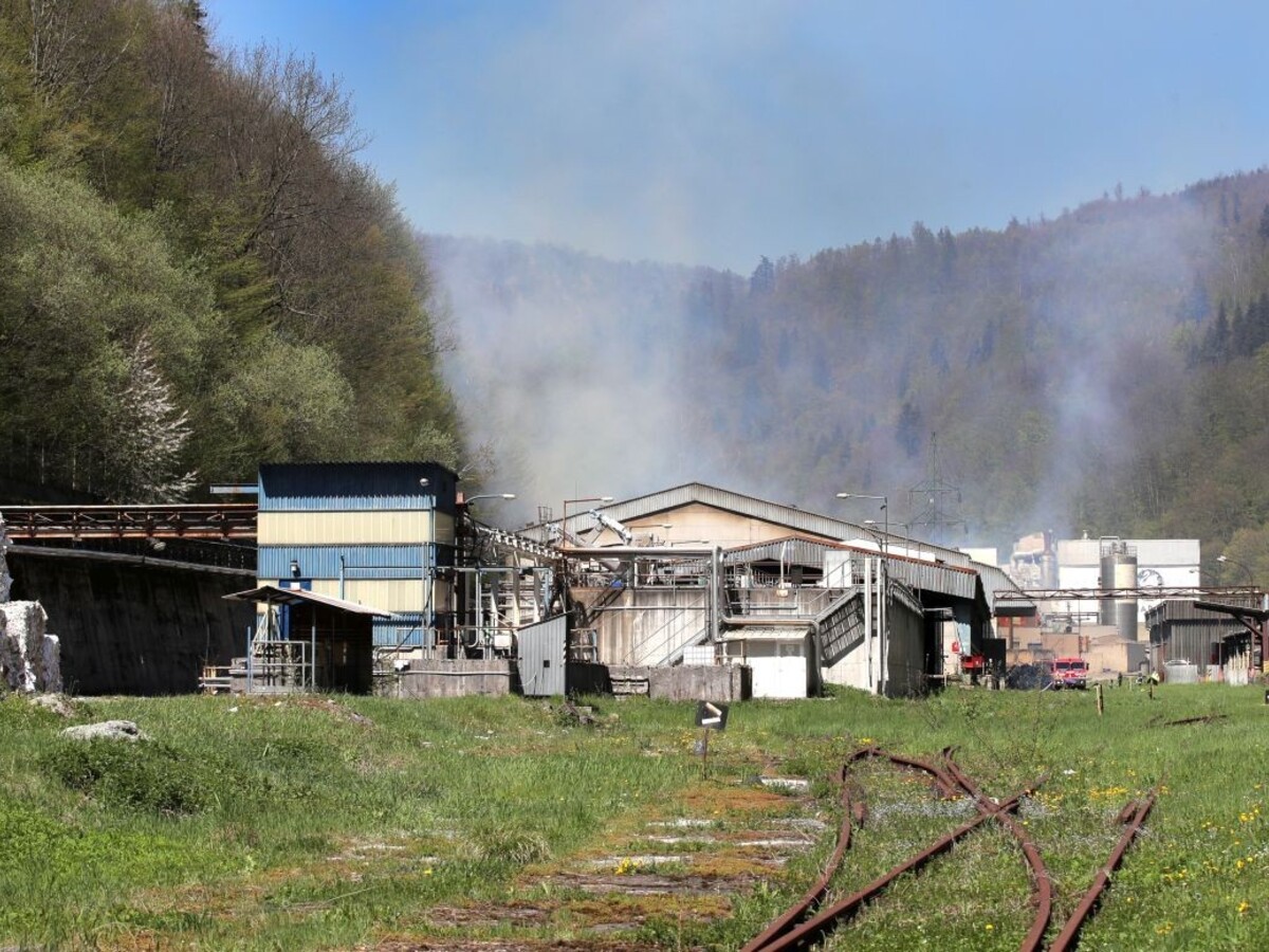 V Harmanci vypukol požiar, plamene zachvátili sklad s papierom