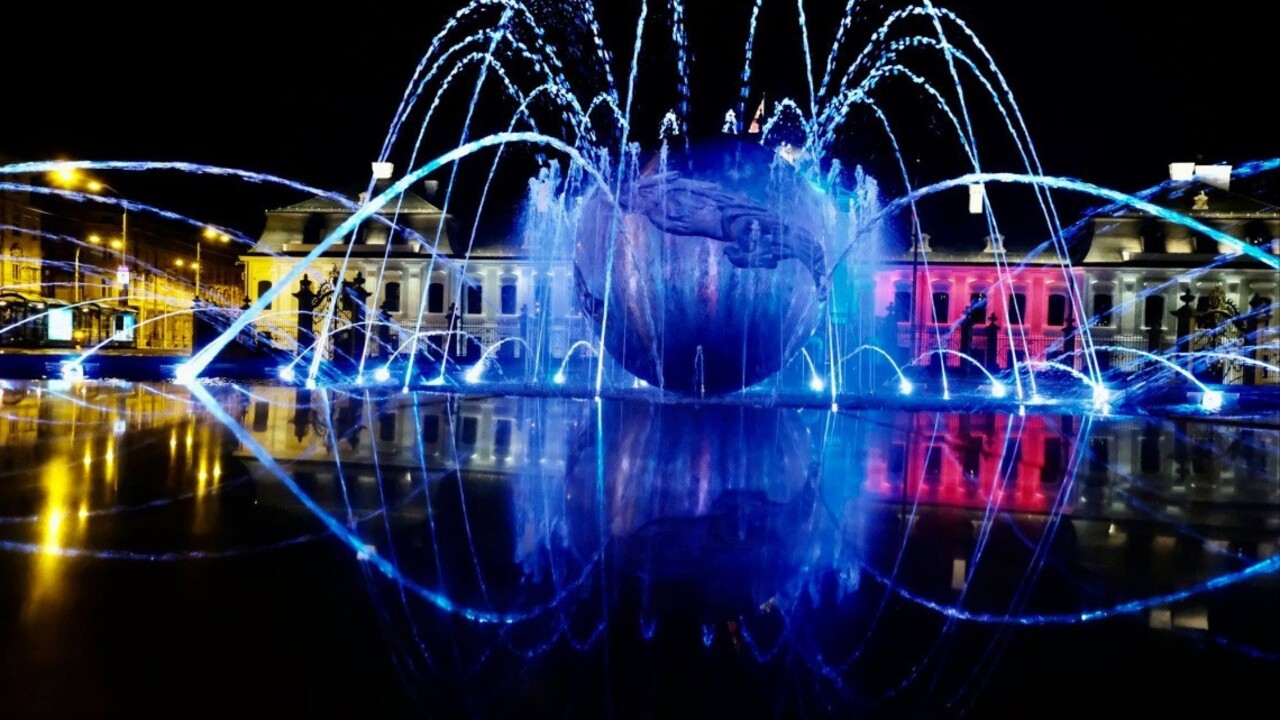 Fontána pred Prezidentským palácom hýri farbami. Ovládajú ju špecializovaným softvérom