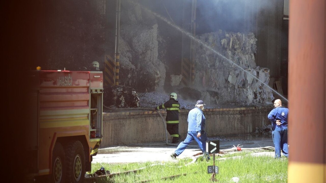 Hasiči sú v Harmanci už vyše 24 hodín, požiar odstavil výrobu