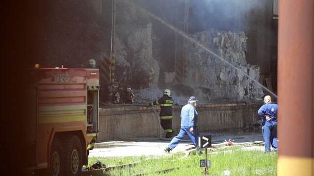 Hasiči sú v Harmanci už vyše 24 hodín, požiar odstavil výrobu