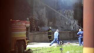 Hasiči sú v Harmanci už vyše 24 hodín, požiar odstavil výrobu