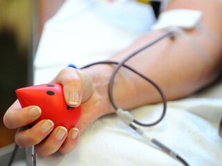 Môžete po očkovaní darovať krv? Internetom sa šíril hoax
