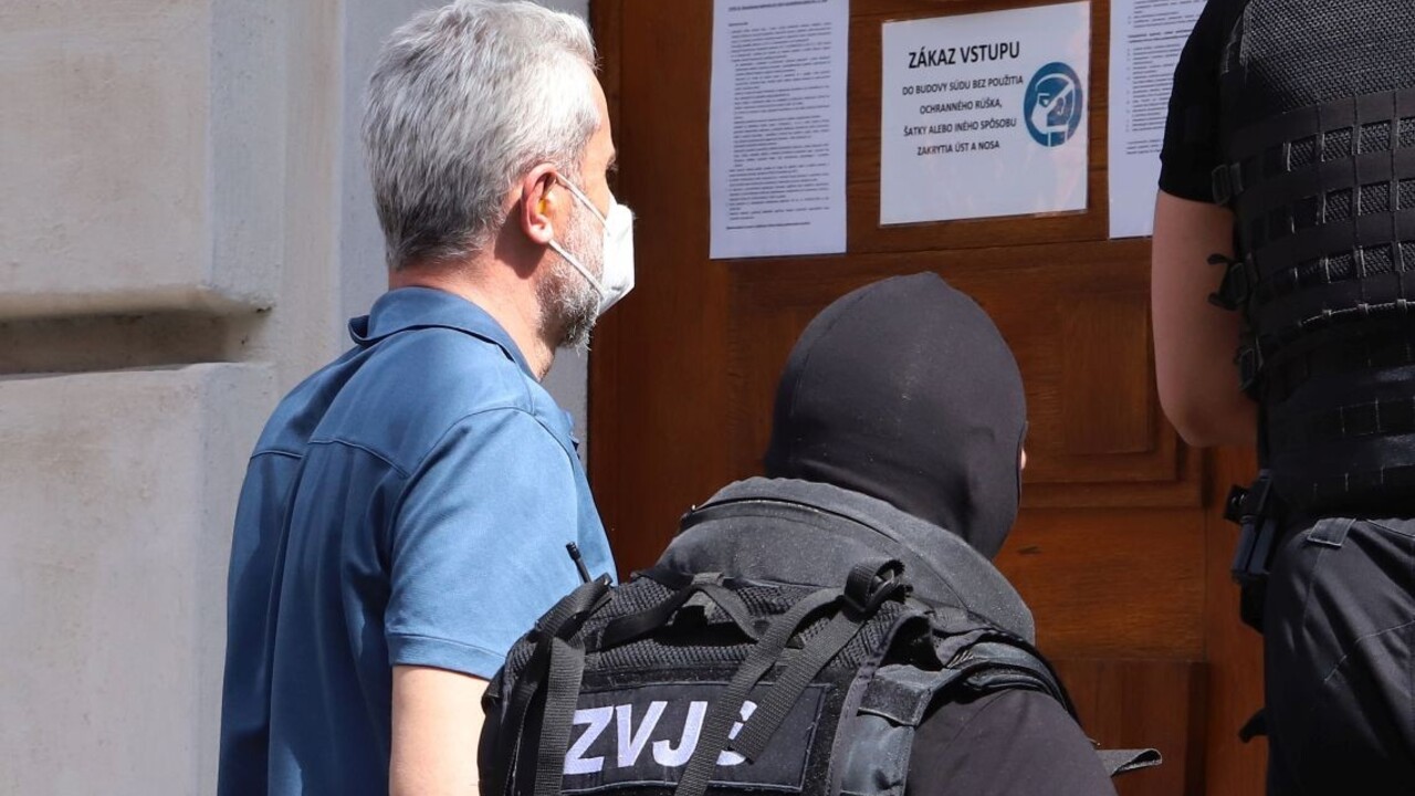 Bývalý šéf NAKA Peter Hraško a Marian Zetocha zostávajú vo väzbe. Na slobodu sa dostal Mihálik