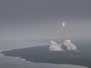 Nekontrolovateľný pád čínskej rakety na Zem sledoval celý svet
