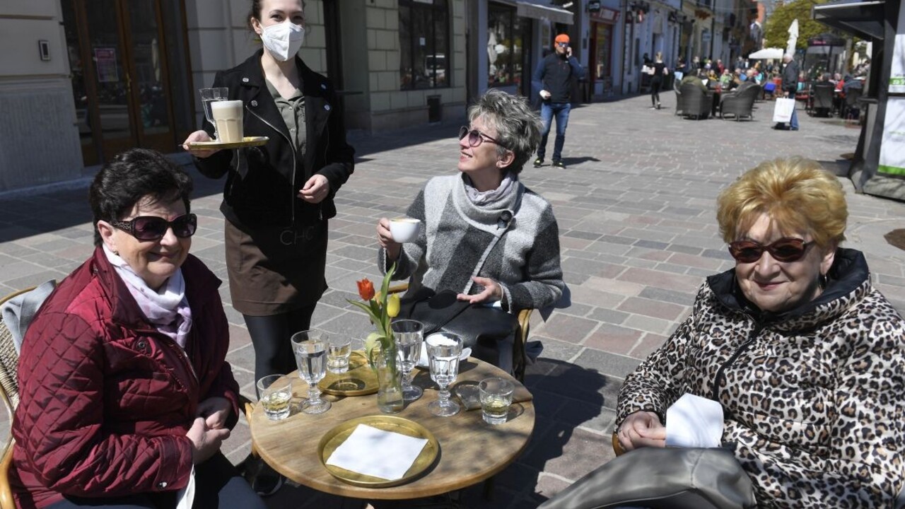 terasy ľudia Slovensko koronavírus 1140px (TASR/František Iván)