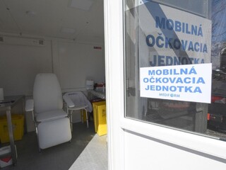 Mobilné očkovacie jednotky zaočkovali stovky seniorov. Bude ich viac