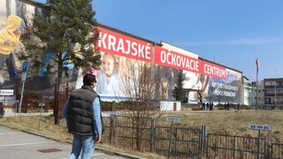 Nakazili sa stovky ľudí, po dlhšom čase stúpol počet hospitalizovaných