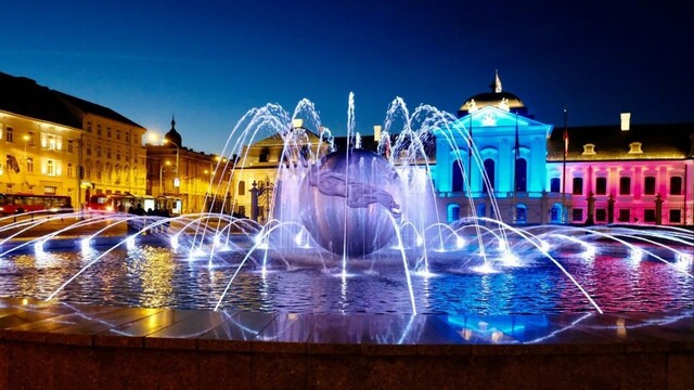 FOTO Planéta mieru prešla obnovou. Bratislavská fontána svieti a hýri farbami