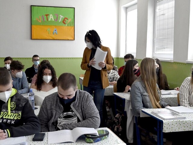 Študentom chýbala aj prax. Učitelia dúfajú, že sa už nebude zatvárať