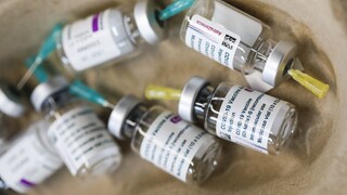 Očkovanie AstraZenecou na Slovensku pozastavili. Dostane ju len jedna skupina