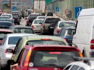 Nehody i 40-minútové zdržanie. V okolí Bratislavy sa tvoria kolóny