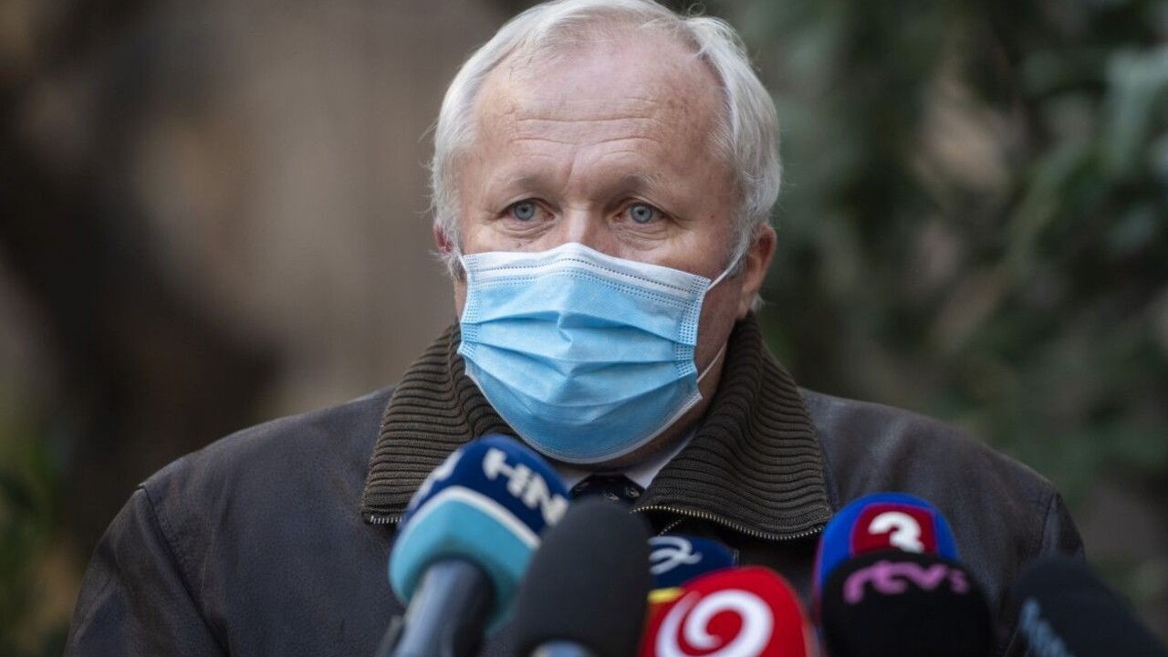 Dvojica sa snažila uplatiť štátneho tajomníka Fecka. Už poznajú svoj trest