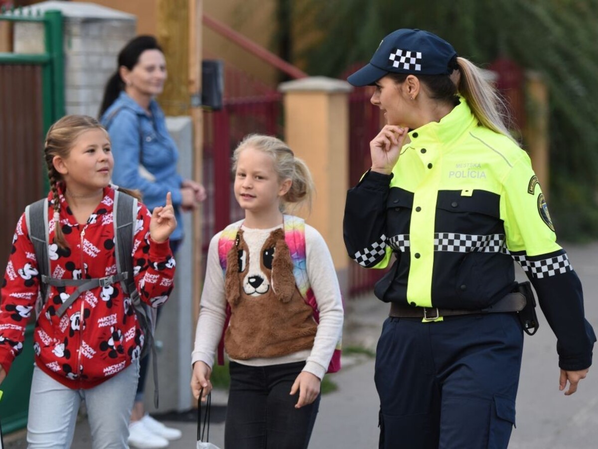 Materská pre policajtky či vojačky bude vo výške platu, týka sa to aj mužov