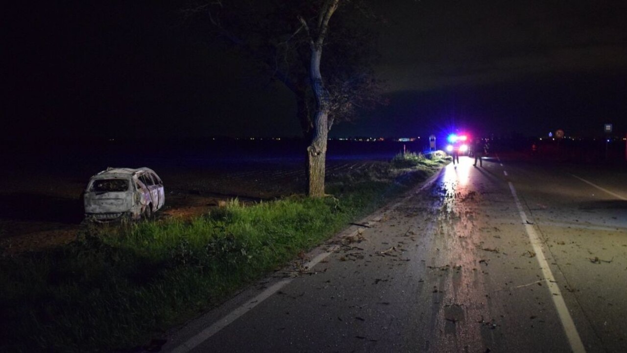 Tragická nehoda. Auto po náraze do stromu zhorelo, vodič zahynul