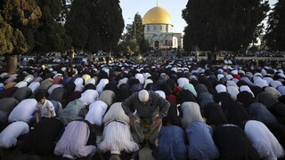 Tisícky Palestínčanov si pripomenuli sviatok, ktorým sa končí ramadán