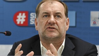 Weiss vie, do čoho ide. Hovorí, že Slovanu prišiel pomôcť