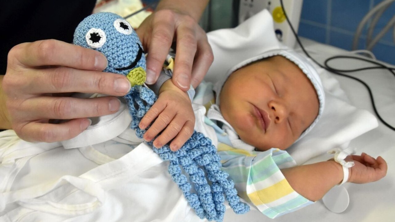 Rodičom predčasniatok nie je hneď umožnený fyzický kontakt. Upozorňuje na to Svetový deň klokankovania