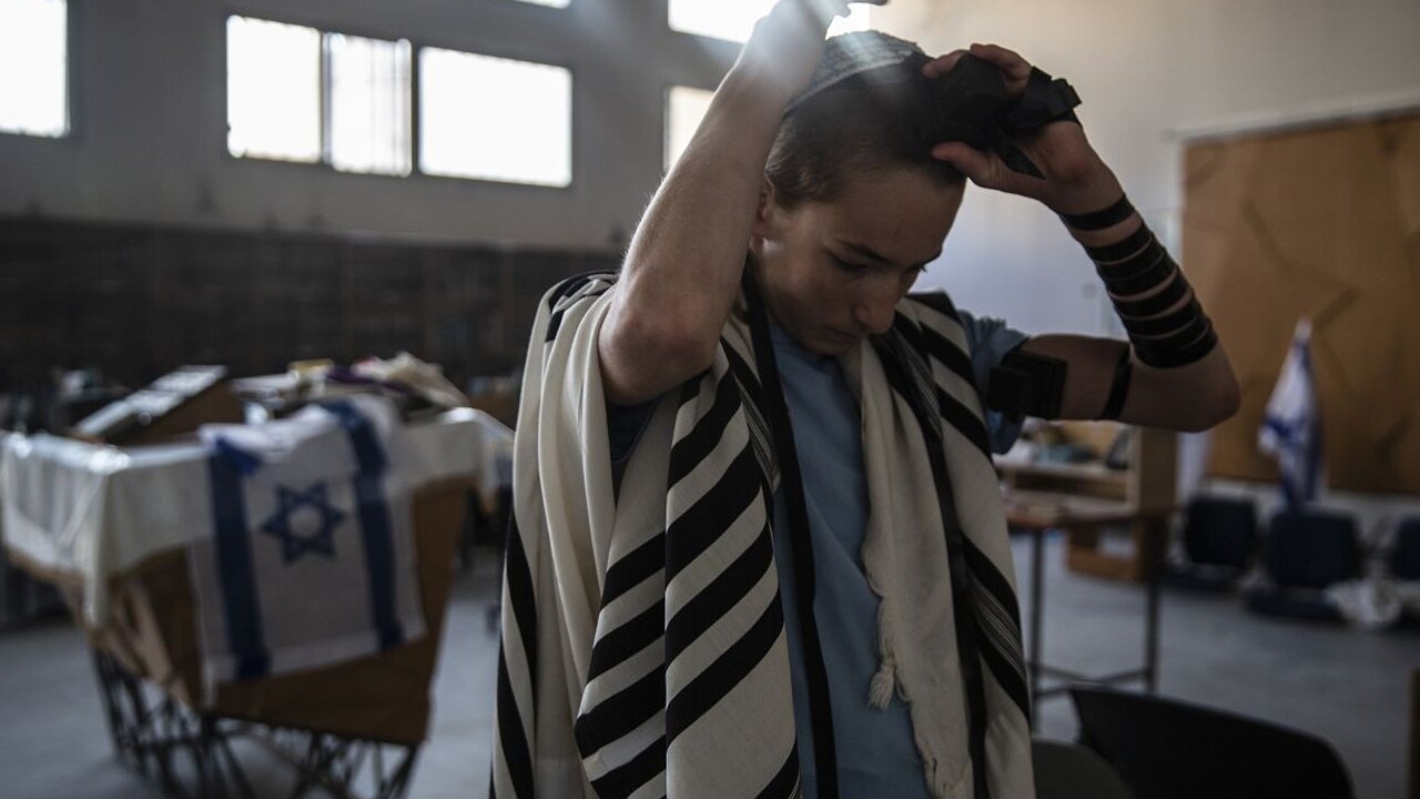 Izrael: V synagóge sa zrútila tribúna. Desiatky ľudí utrpeli zranenia