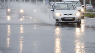 Bratislavskú dopravu komplikuje dážď, hlásia kolóny i nehody