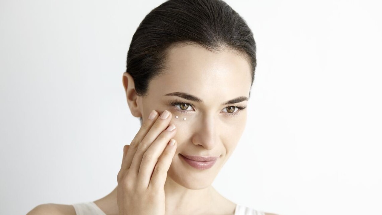 Starostlivosť o očné okolie: Ak nechcete vrásky, denný a nočný krém nestačí