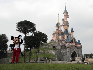 Francúzsko naďalej uvoľňuje. Otvoria aj parížsky Disneyland
