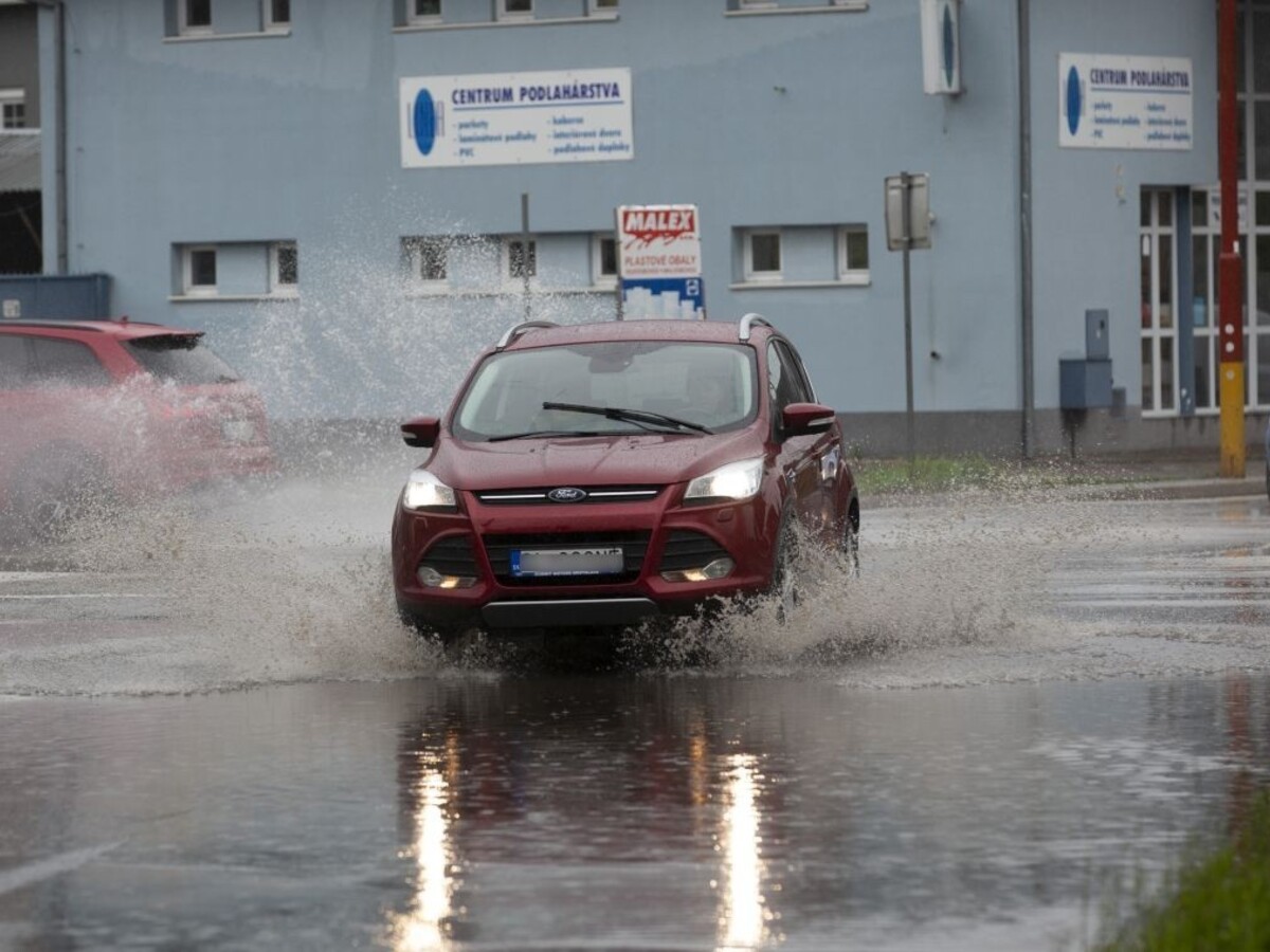 Výdatný dážď spôsobuje problémy. V Bánovciach nad Bebravou zaplavilo niekoľko ulíc