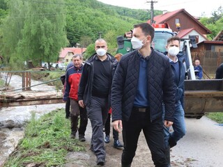 Heger sľúbil zdevastovanému Rudnu nad Hronom peniaze z rezervy premiéra