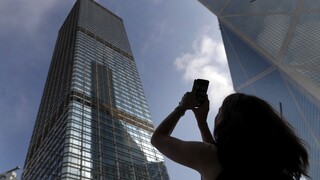Jeden z najvyšších mrakodrapov Číny sa rozkýval, ľudí evakuovali