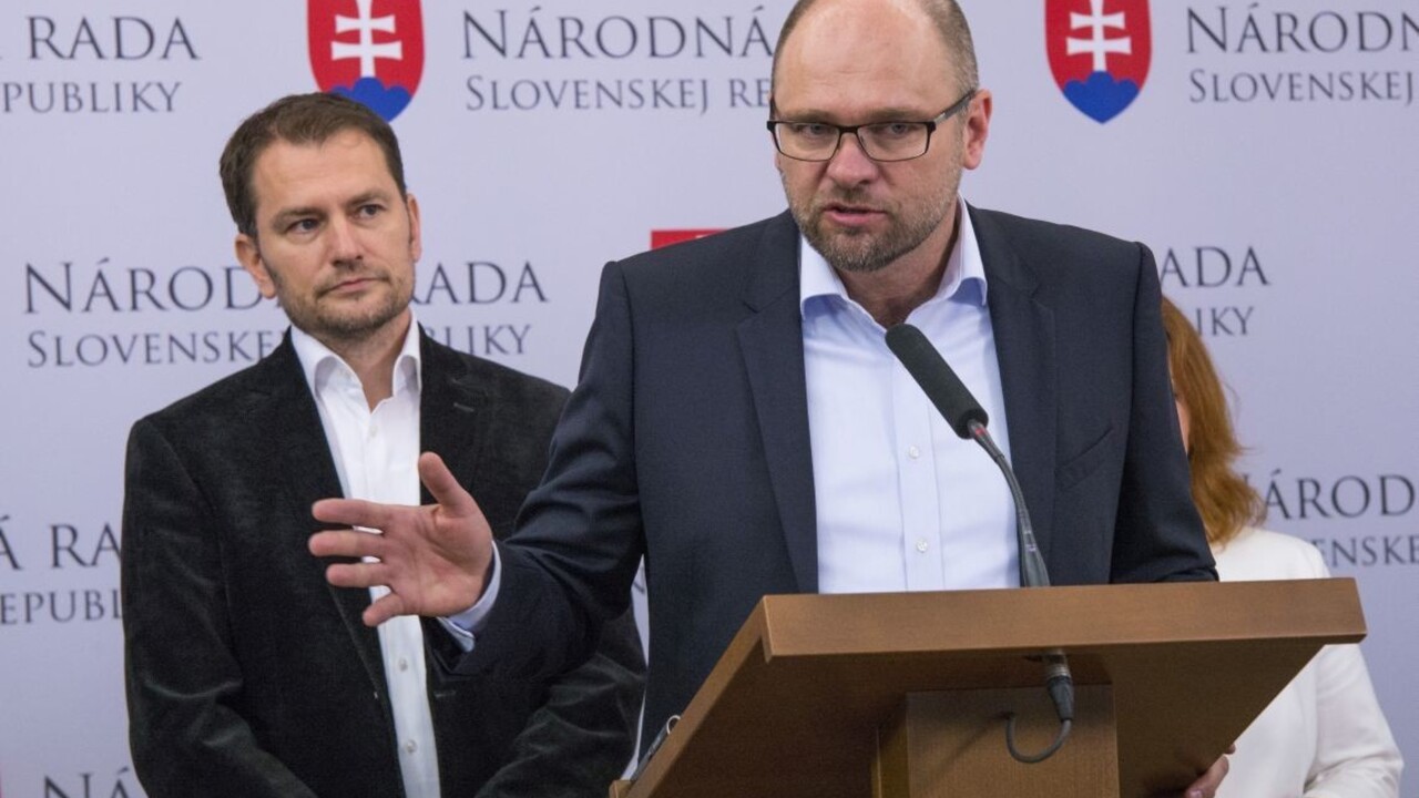 Sulíkov rezort chce vyplatiť príspevky na nájmy. Prostriedky však musí uvoľniť Matovič