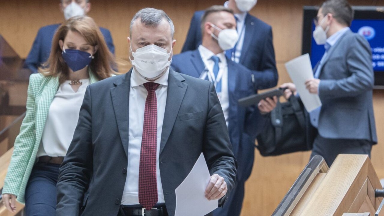 Krajniak sa zastal zamestnancov poisťovne. Fica vyzval, aby sa ospravedlnil