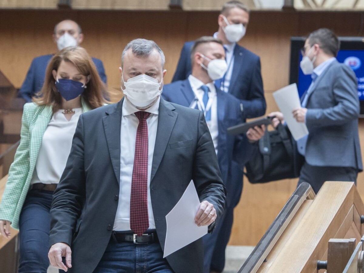 Krajniak sa zastal zamestnancov poisťovne. Fica vyzval, aby sa ospravedlnil