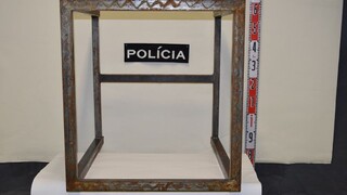 Zavaril si. Mladík hodil do policajtov železnú konštrukciu