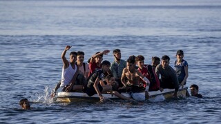 Stovky migrantov čakajú na návrat domov, snahu dostať sa do Španielska vzdali