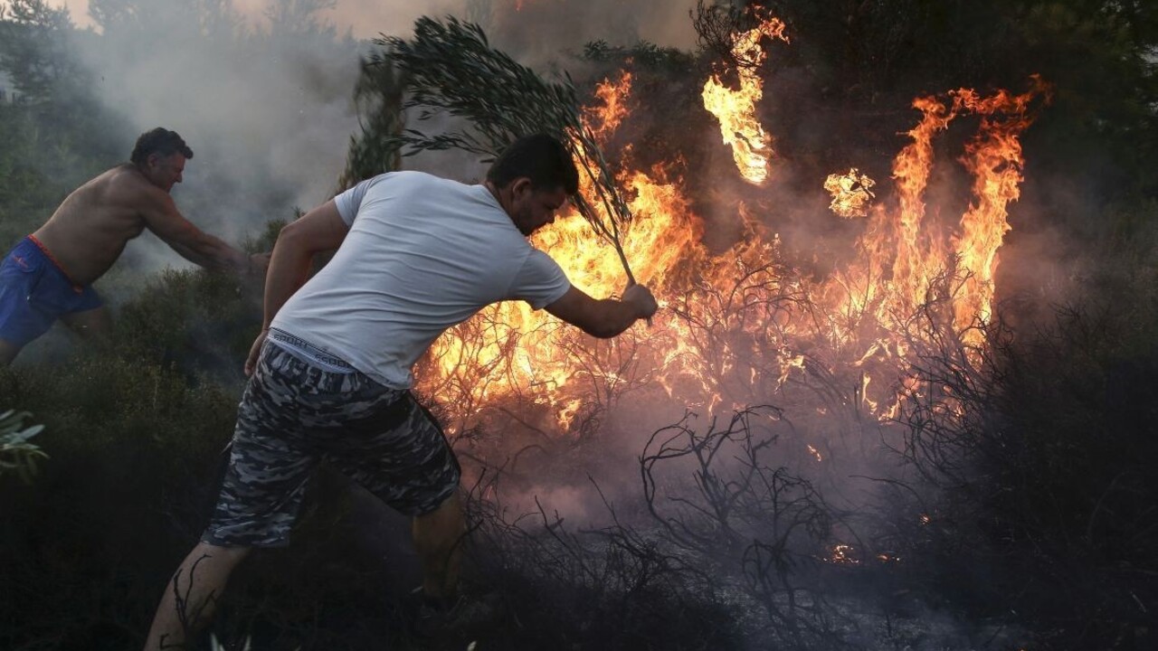Pri Aténach evakuovali šesť dedín, ohrozoval ich lesný požiar