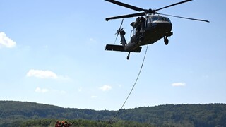 Ponuku USA využijeme. Nakúpime Black Hawky s výbavou