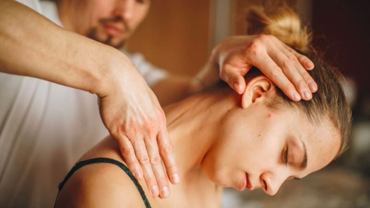 Home office je pre chrbtice záťaž. Masér radí, ako zmierniť bolesť