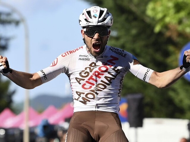 Giro: Vendrame triumfoval, ružový dres si udržal Bernal