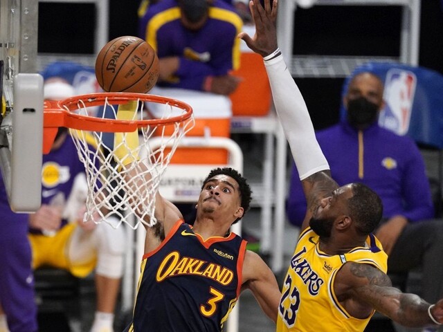 NBA: Lakers zdolali Golden State, LeBron James opäť hviezdil