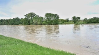 Rozvodnená rieka Váh Hlohovec 1140 px