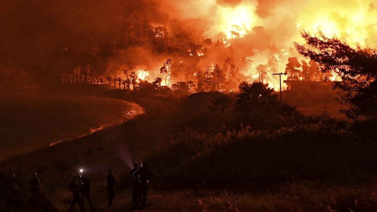 Grécko sužuje rozsiahly lesný požiar. Zasahujú stovky hasičov
