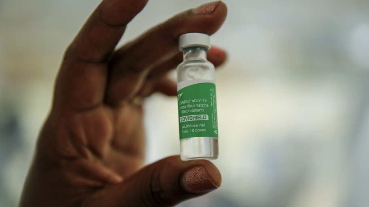 Internetom sa šíri hoax. Miesto vpichu po vakcíne magnet nepriťahuje