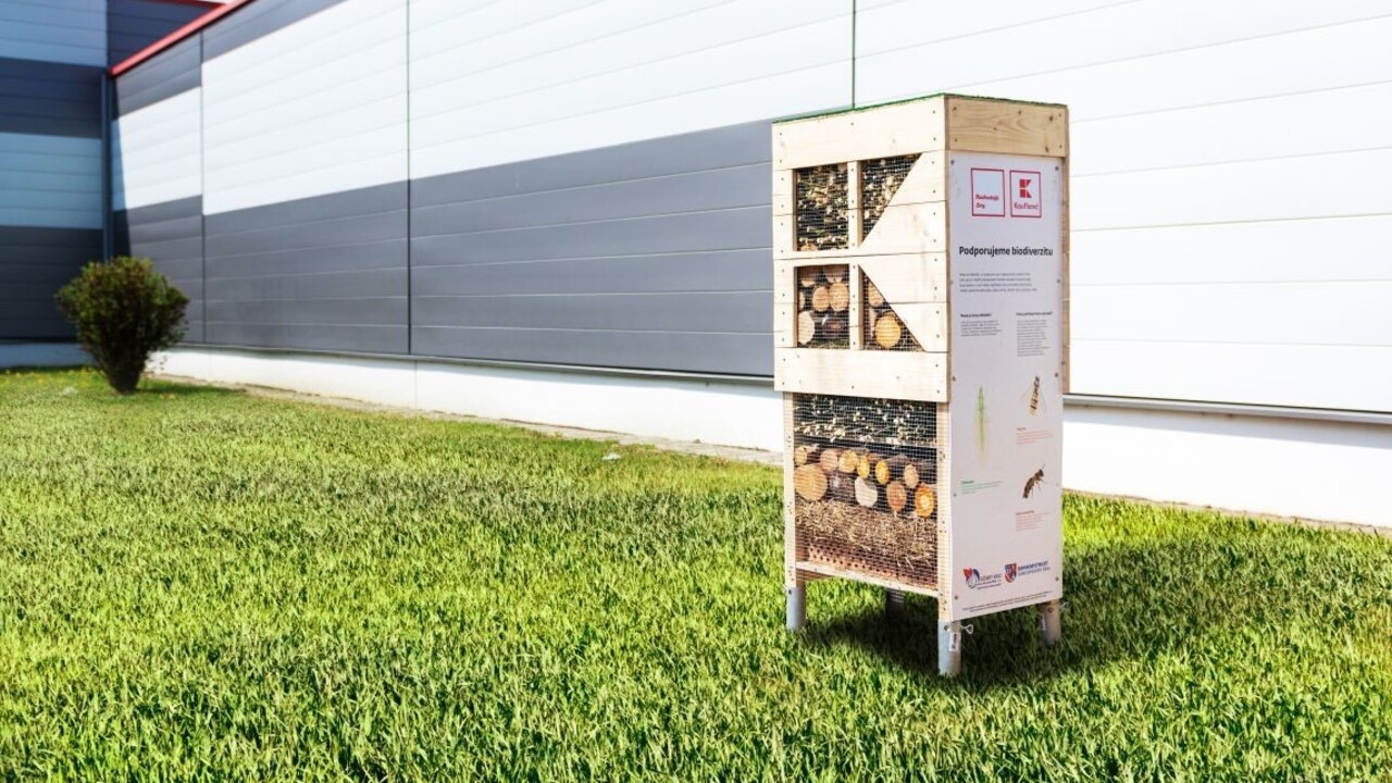 Kaufland podporuje biodiverzitu manažovaním pesticídov i hmyzími hotelmi