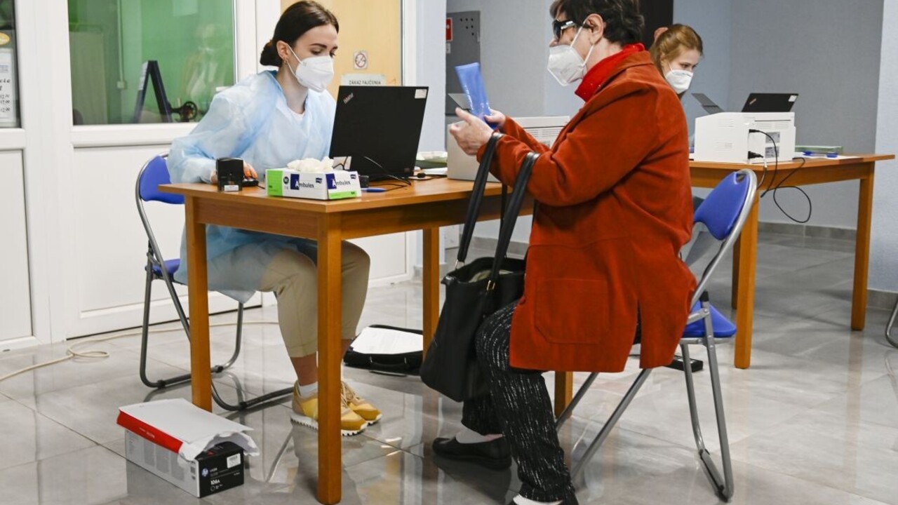 Zaočkovaní boli pred jedenástimi týždňami, druhú dávku nedostali. Kraj pre nich zriadil špeciálny e-mail