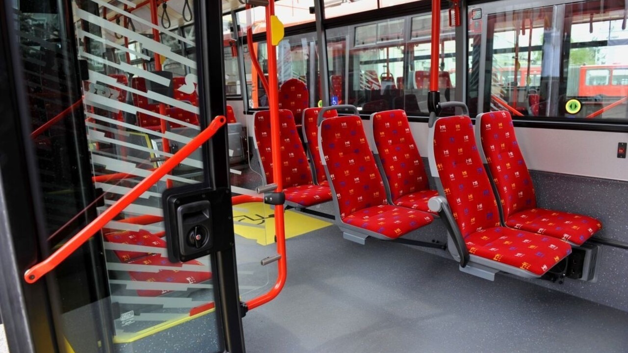 Môže vás revízor zadržať alebo zastaviť celý spoj? Musíte mu ukázať doklady?