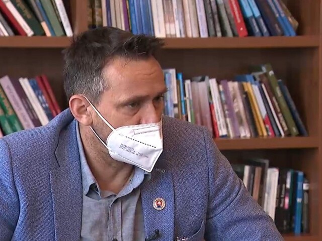 Za oponou s Jánom Krošlákom