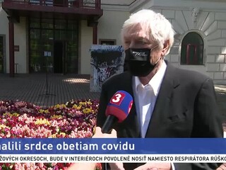 Pre každú obeť jeden kvet. Pred divadlom odhalili gigantické srdce