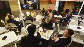 Ak chcú otvoriť, musia očkovať. Podľa vedcov je kľúčové podanie druhej dávky