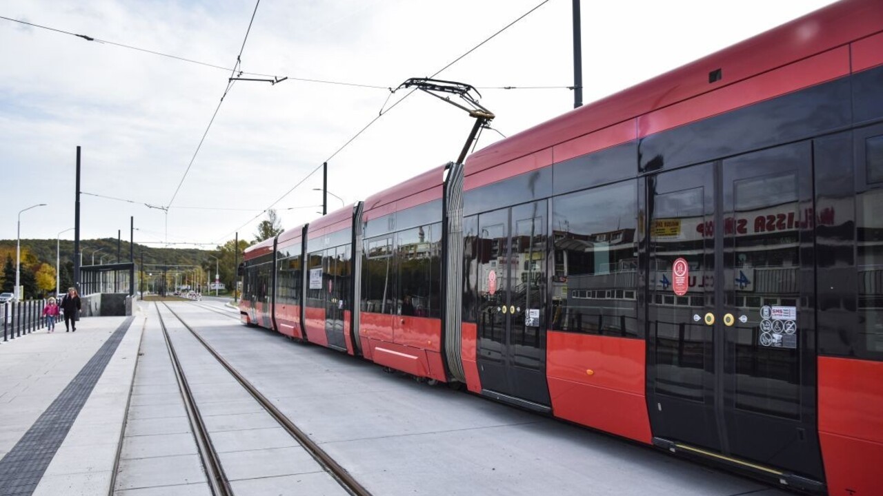 Pri zrážke električiek v Bratislave sa zranili žena, škody rátajú v desaťtisícoch