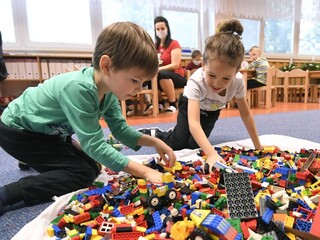 V škôlkach je nedostatok miest. Vedci možno majú riešenie